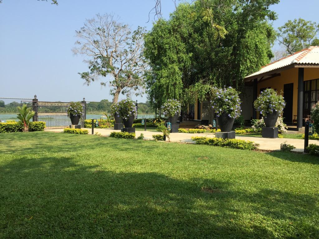 Flower Garden Lake Resort Tissamaharama Buitenkant foto