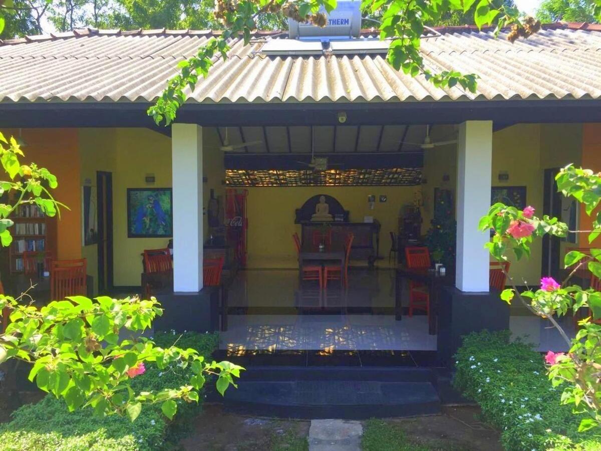Flower Garden Lake Resort Tissamaharama Buitenkant foto