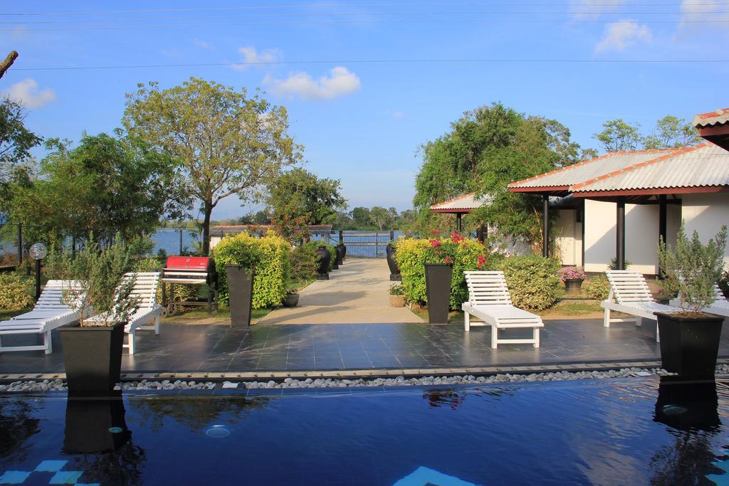 Flower Garden Lake Resort Tissamaharama Buitenkant foto