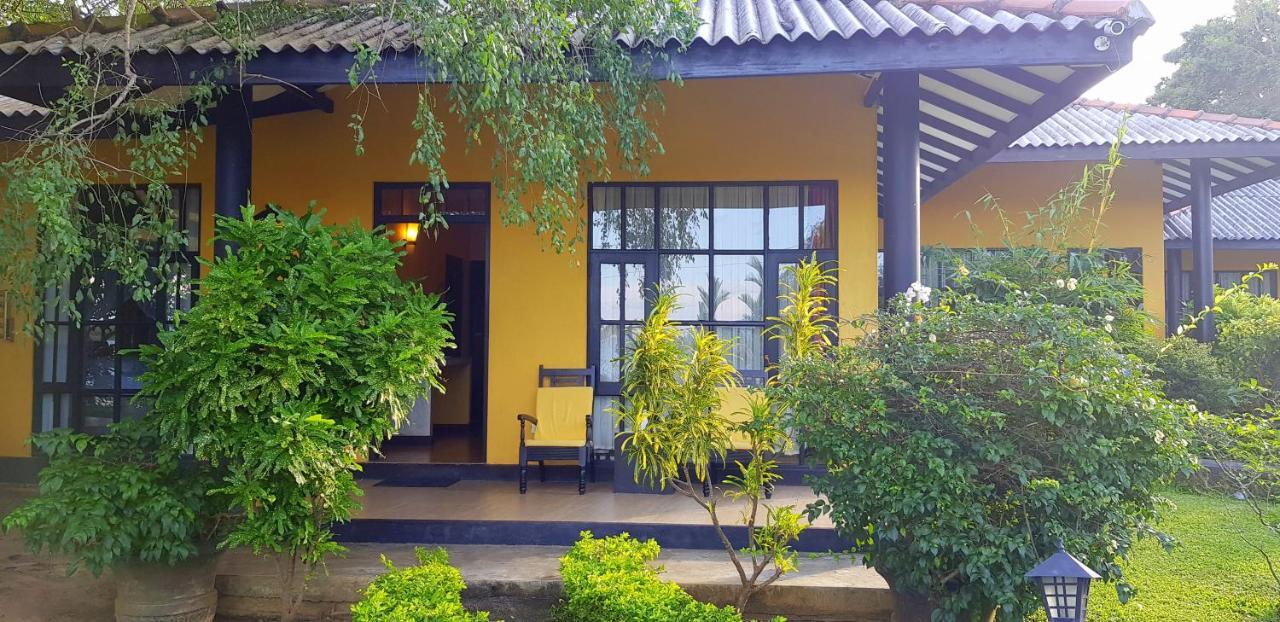 Flower Garden Lake Resort Tissamaharama Buitenkant foto