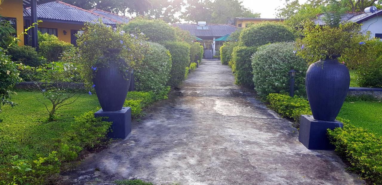 Flower Garden Lake Resort Tissamaharama Buitenkant foto